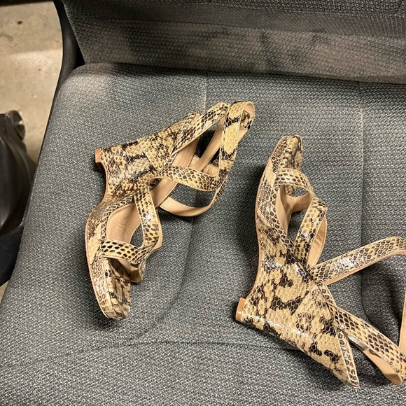 Beautiful slightly worn sandals - Picture 3 of 4